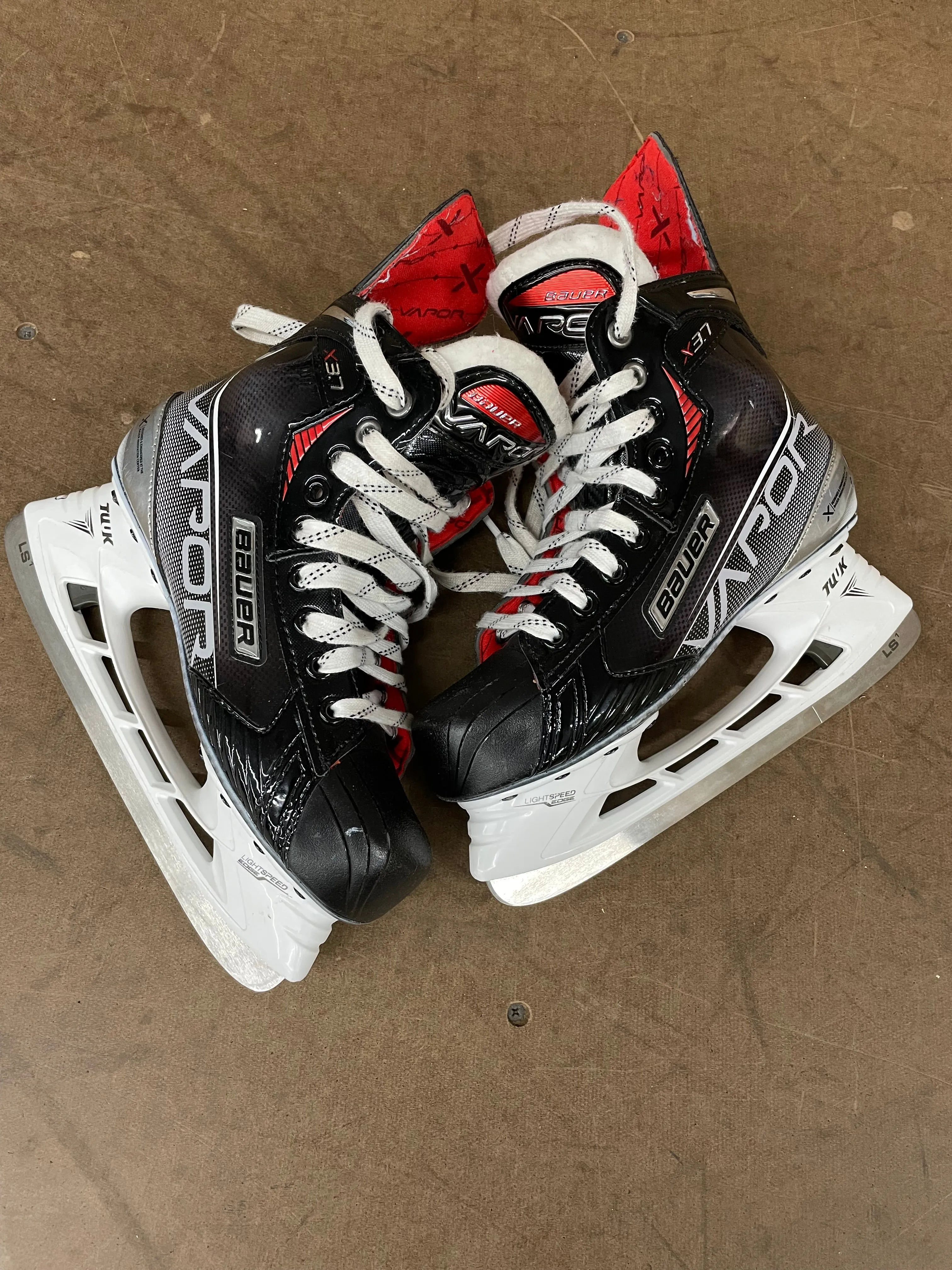 Bauer Vapor X 3.7 Hockey Skates - Size 5.5 (Used like new)